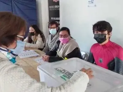 [VIDEO] «Una votación, conlleva una gran responsabilidad»: Carismático superhéroe se hace presente en el Estadio Monumental