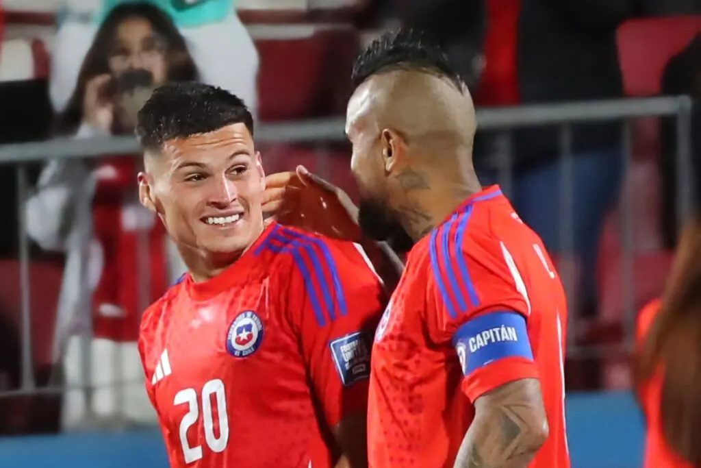 Lucas Cepeda y Arturo Vidal con la camiseta de la Selección Chilena.