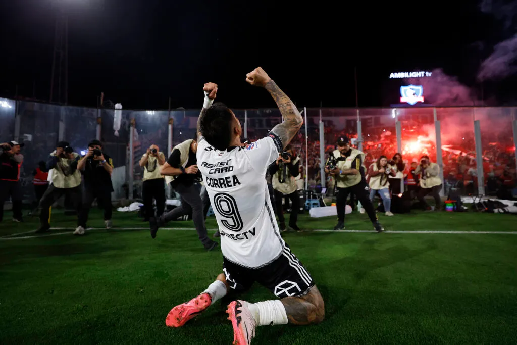 Javier Correa celebrando su gol por Colo-Colo frente a Universidad Católica.