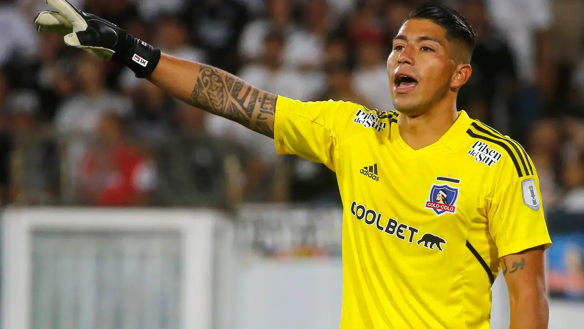 Brayan Cortés durante un partido de Colo-Colo.