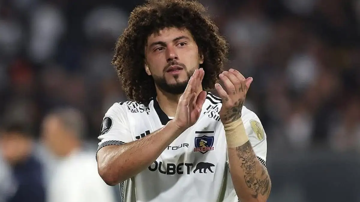 Maximiliano Falcón despidiéndose de los hinchas de Colo-Colo.