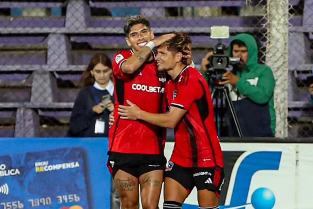 Carlos Palacios y Leonardo Gil celebrando un gol en el amistoso de Colo-Colo vs Liverpool.