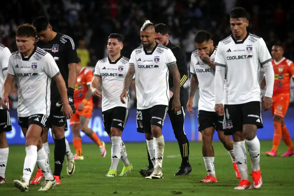 Jugadores de Colo-Colo cabizbajos en la cancha del Estadio Monumental.