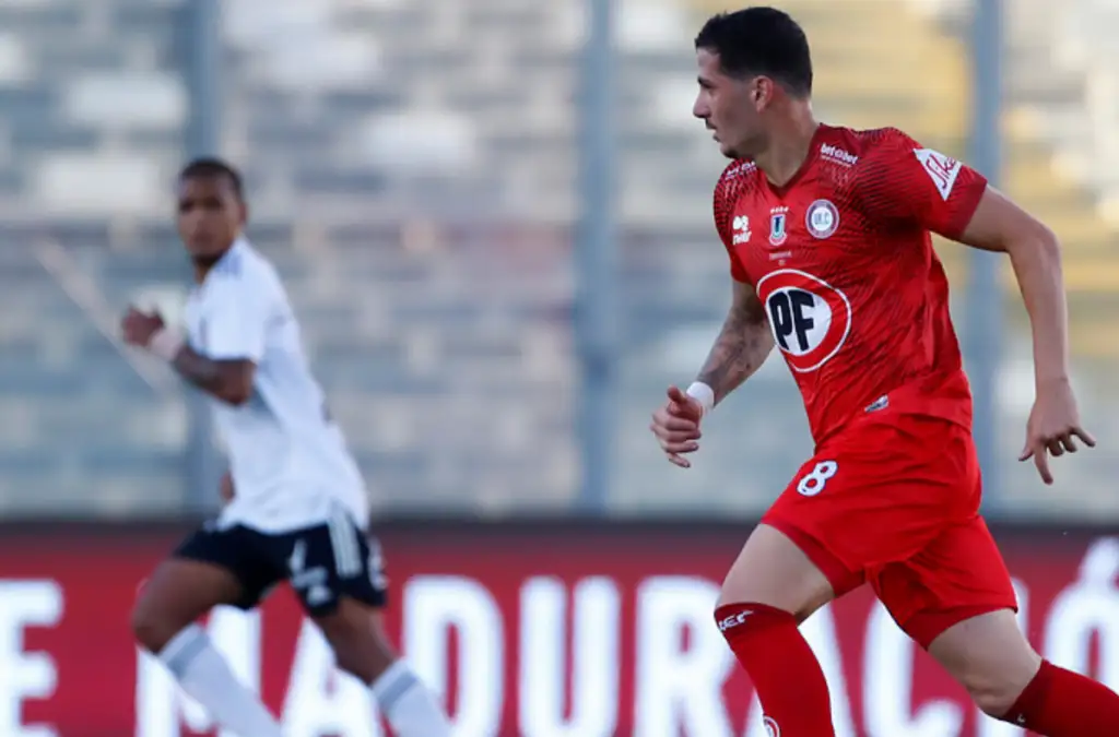 Gonzalo Castellani jugando contra Colo-Colo