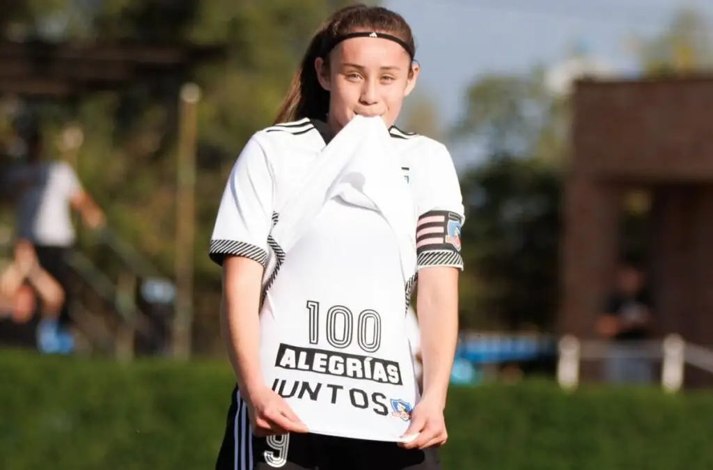 Catalina Muñoz celebrando su gol 100 en Colo-Colo.
