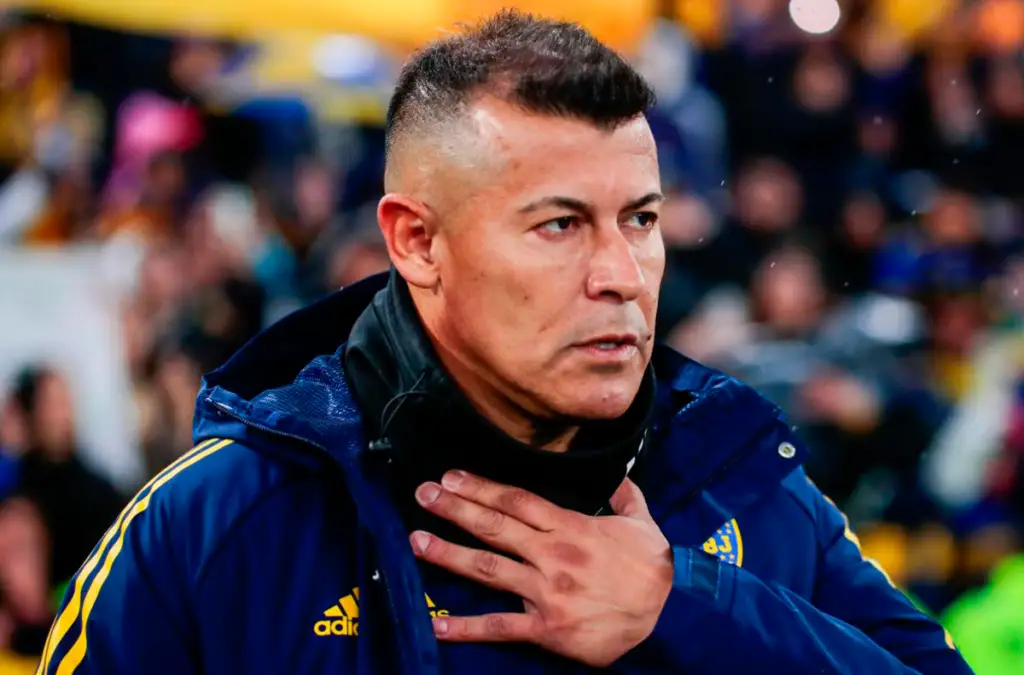 Jorge Almirón con indumentaria de Boca Juniors.