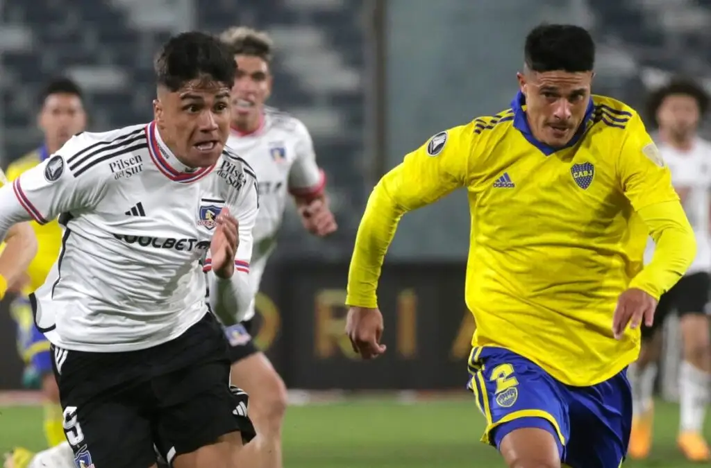 Damián Pizarro disputando el duelo entre Colo-Colo y Boca Juniors por la Copa Libertadores.