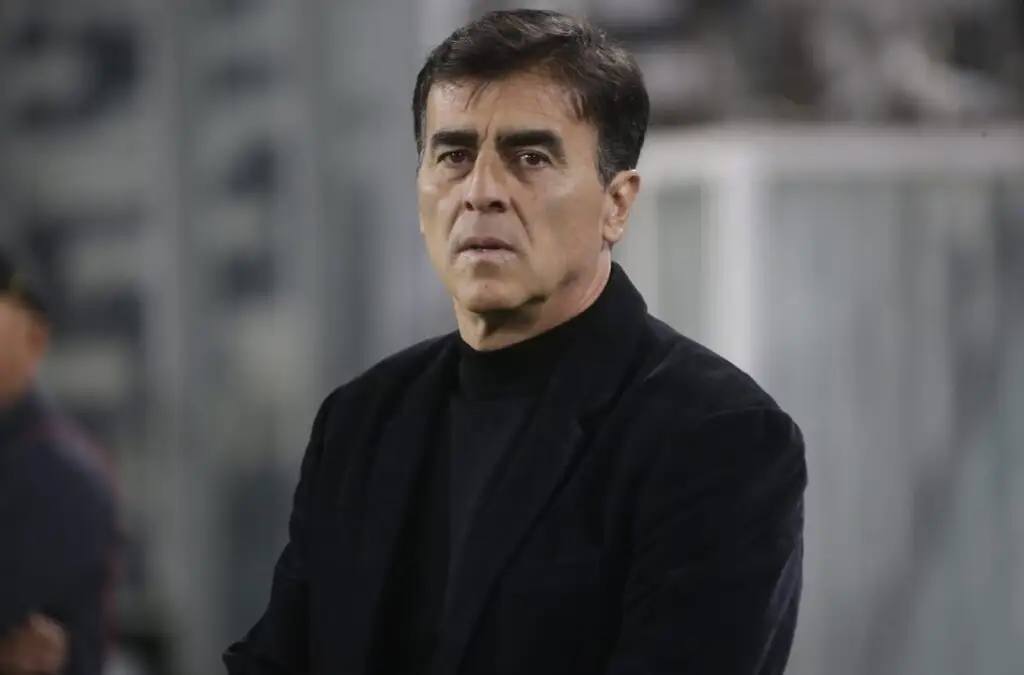 Gustavo Quinteros estaría descartado para dirigir a La Roja.