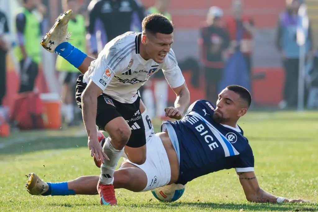 Cepeda recibiendo falta del defensor de la UC.