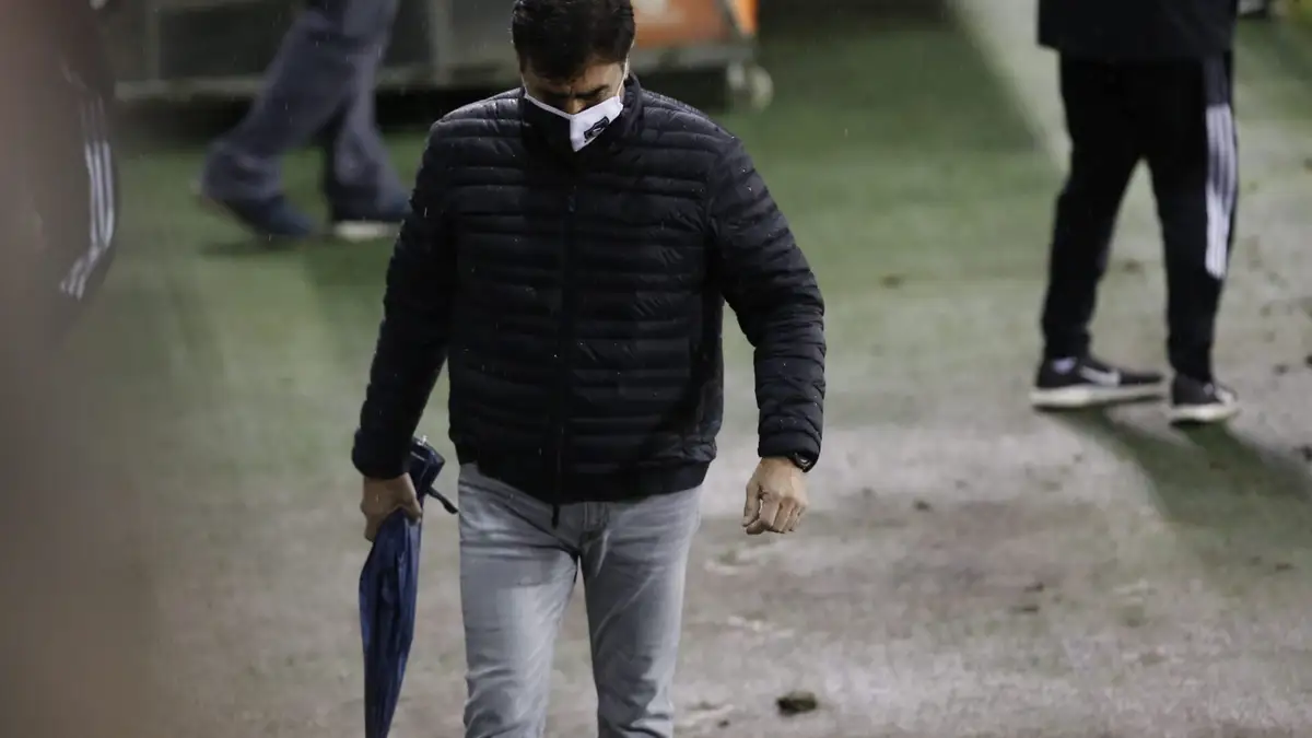 Futbol, Ñublense vs Colo Colo. sexta fecha, campeonato nacional 2021. El entrenador de Colo Colo Gustavo Quinteros se lamenta luego de perder contra Ñublense durante el partido de primera division realizado en el Estadio Bicentenario Nelson Oyarzun. Chillan, Chile. 01/05/2021 Jonnathan Oyarzun/Photosport Football, Ñublense vs Colo Colo. Sixth date, 2021 National Championship. Colo Colo’s head coach Gustavo Quinteros react after loosing against Ñublense for first division football match at Bicentenario Nelson Oyarzun stadium. Chillan, Chile. 01/05/2021 Jonnathan Oyarzun/Photosport