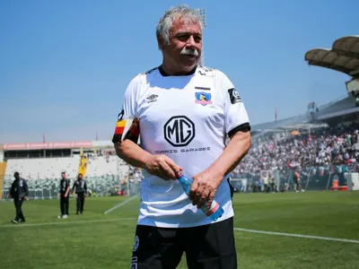 [VIDEO] Emocionante: Así está quedando la estatua de Carlos Caszely en el Estadio Monumental