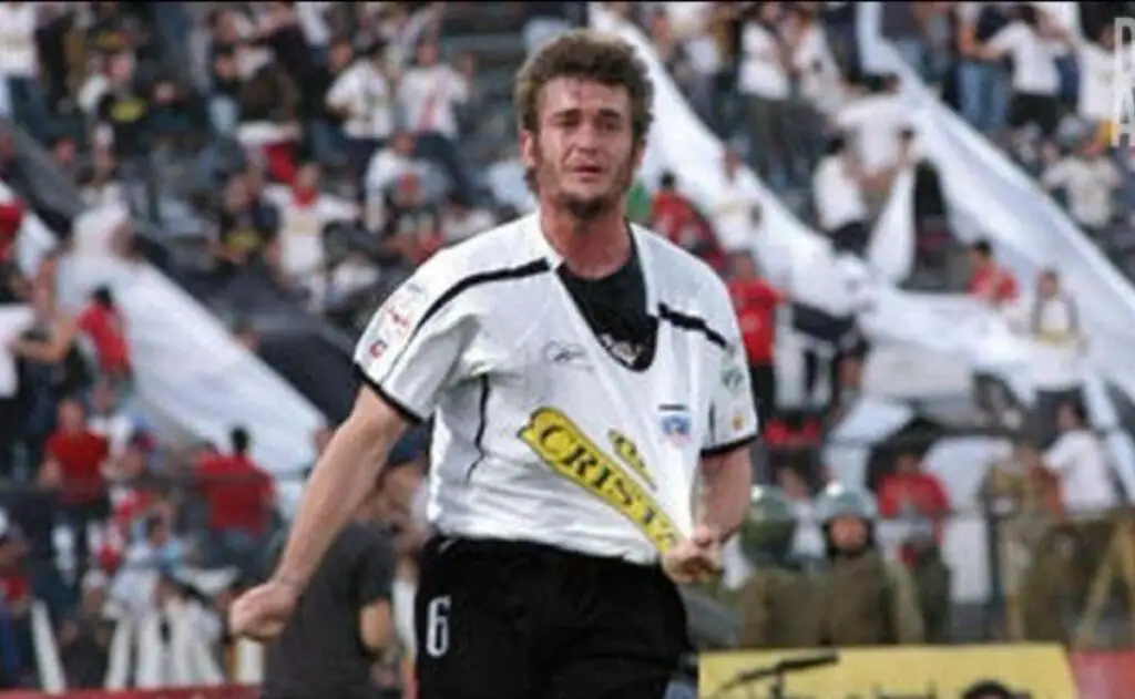 Ángel Carreño defendiendo la camiseta de Colo-Colo durante el año 2005.