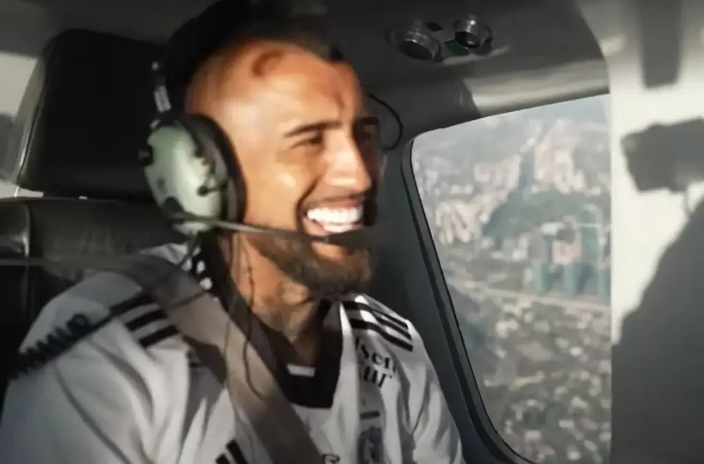Arturo Vidal sonriendo y viajando en helicóptero