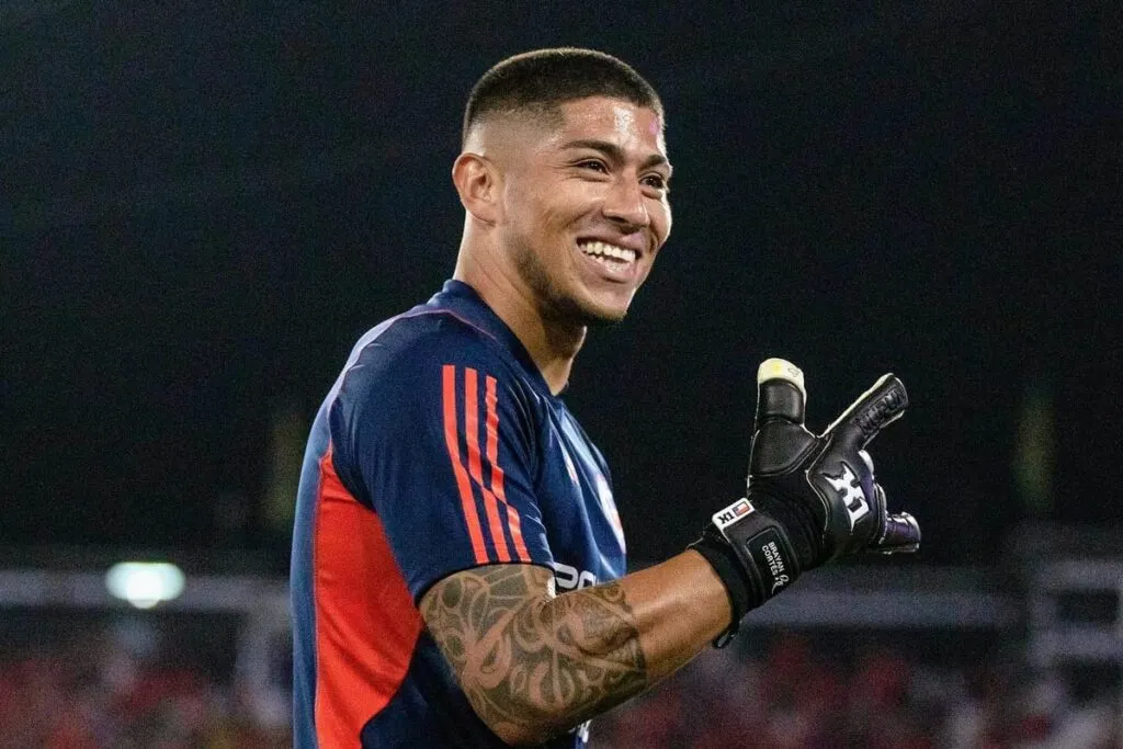 Brayan Cortés en la previa de un partido de la Selección Chilena