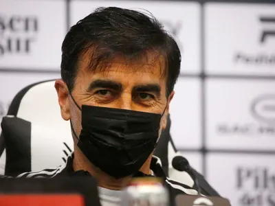 Ex Universidad de Chile eligió a entrenador de la Primera B por sobre Gustavo Quinteros como el mejor DT del país