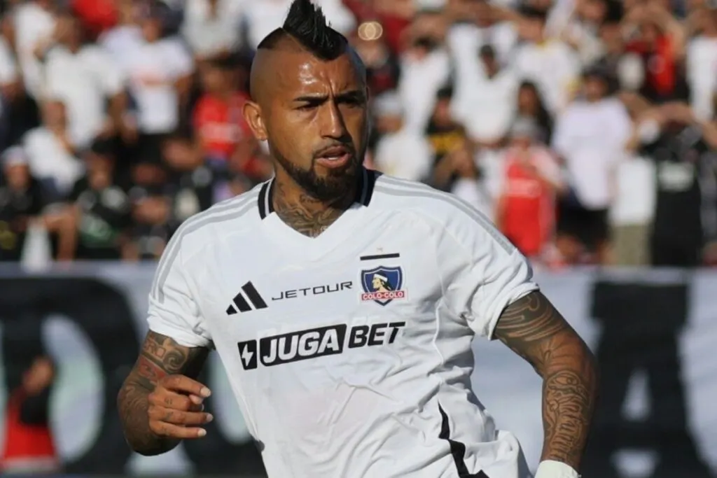 Arturo Vidal con la camiseta titular de Colo-Colo en la temporada 2025.