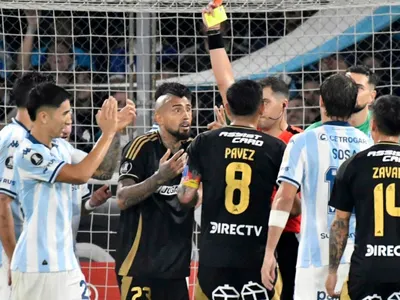 [VIDEO] Hinchas de Racing Club lanzan cánticos racistas en el duelo frente a Colo-Colo