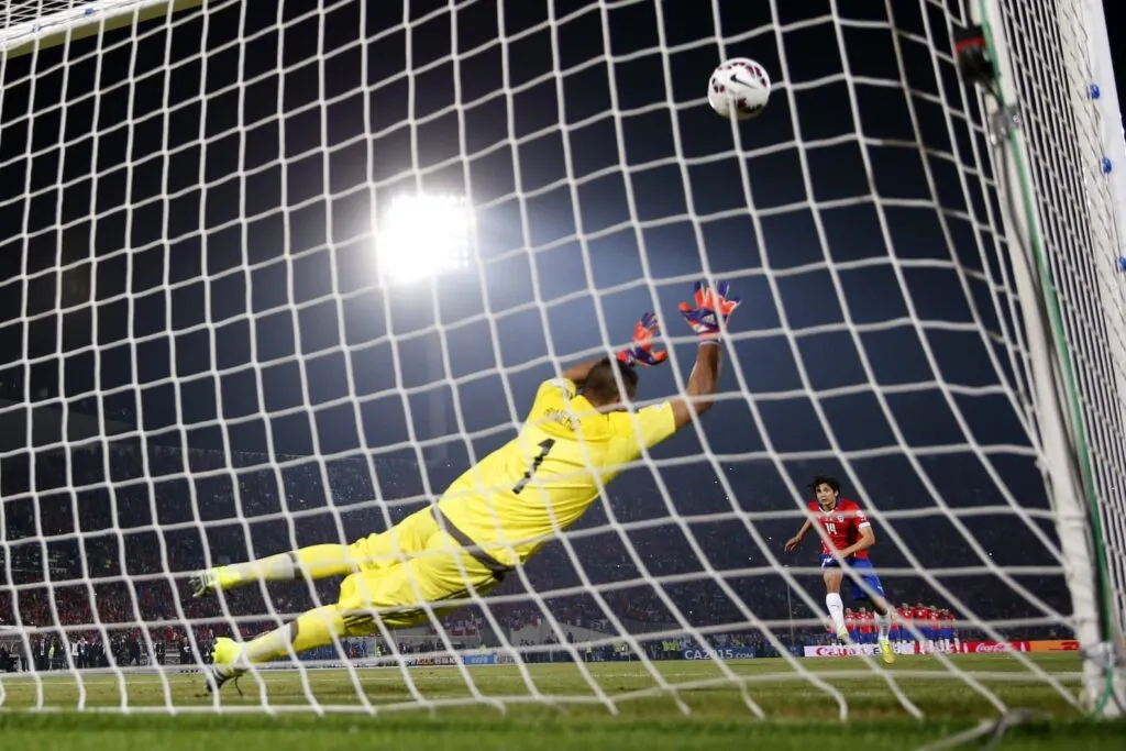 Gol de penal de Matías Fernández frente a Argentina en la final de la Copa América 2015.