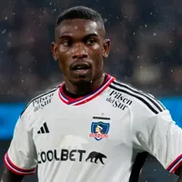 Lo quieren fuera: El lapidario gesto de los hinchas de Colo-Colo con Fabián Castillo en pleno partido