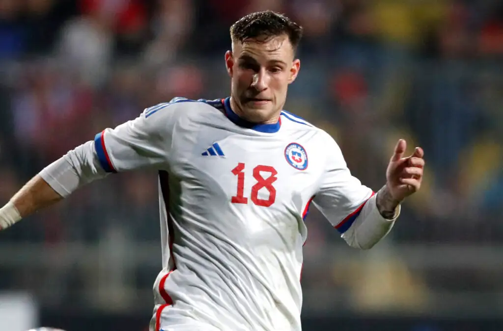 Bruno Barticciotto disputando un partido por la selección chilena.