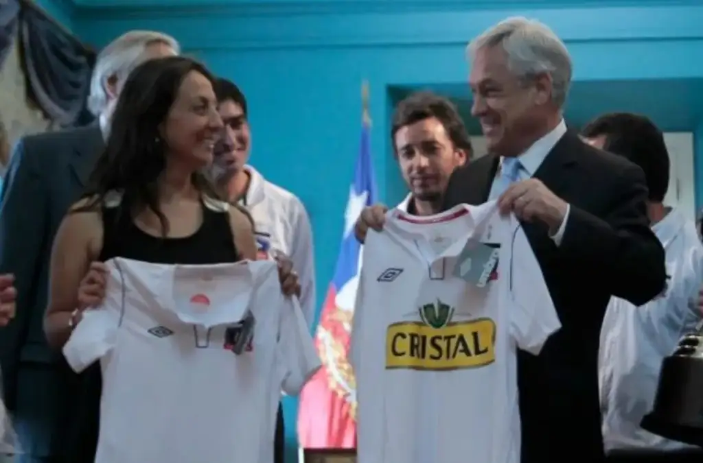 Sebastián Piñera posando con la camiseta de Colo-Colo.