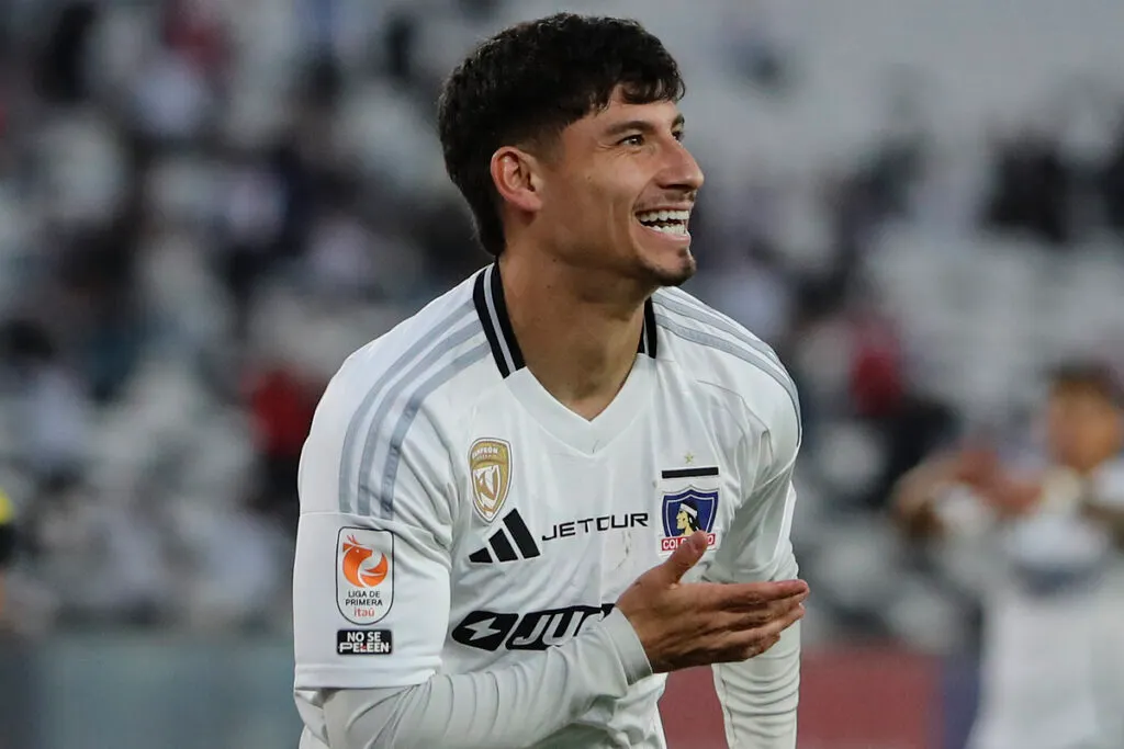 Alexander Oroz celebrando un gol por Colo-Colo.