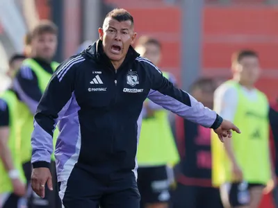 Tras año y medio: La racha personal que perdió Jorge Almirón con la caída de Colo-Colo ante la UC