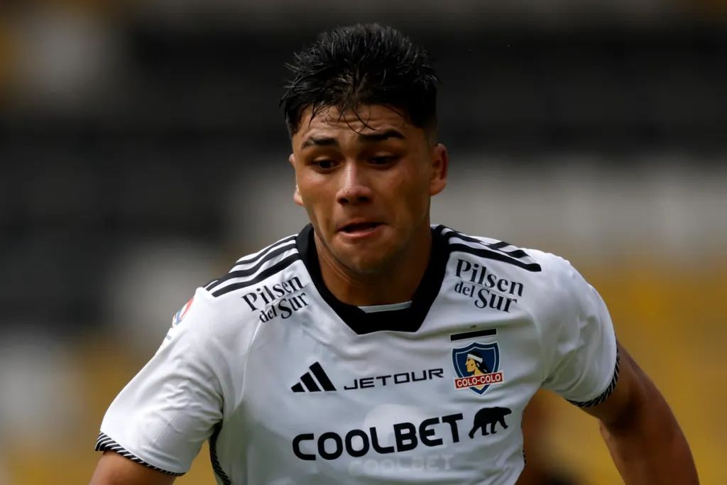Damián Pizarro con cara de concentración en pleno partido con la camiseta de Colo-Colo durante la temporada 2024.
