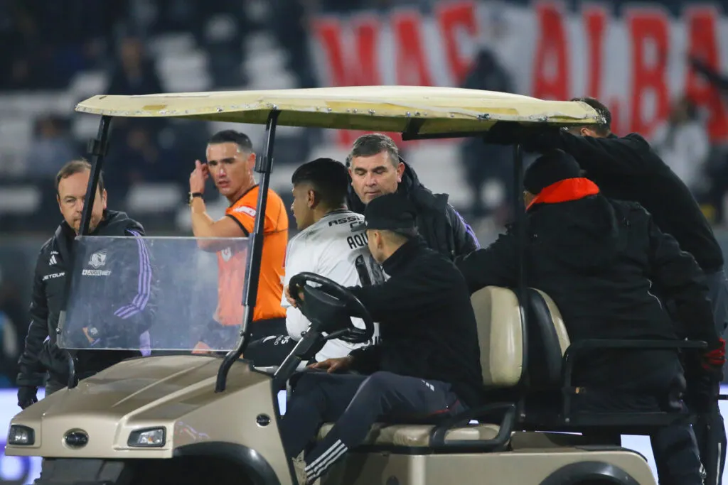 Claudio Aquino saliendo en camilla del partido entre Colo-Colo y Cobresal.