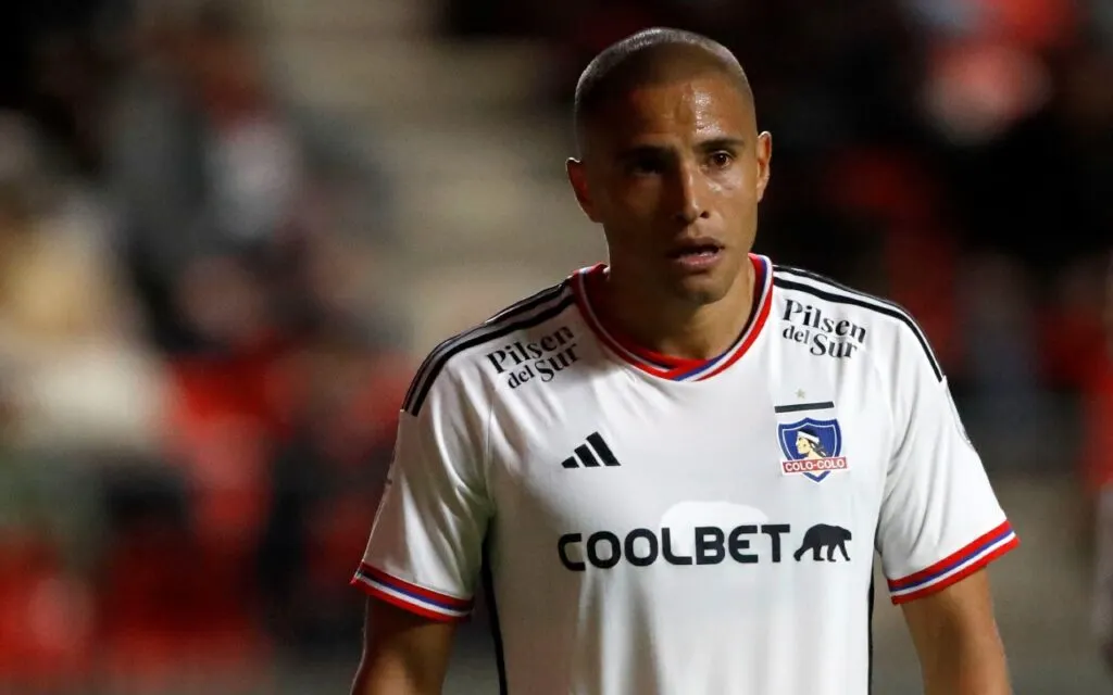 Primer plano de Leandro Benegas con la camiseta de Colo Colo
