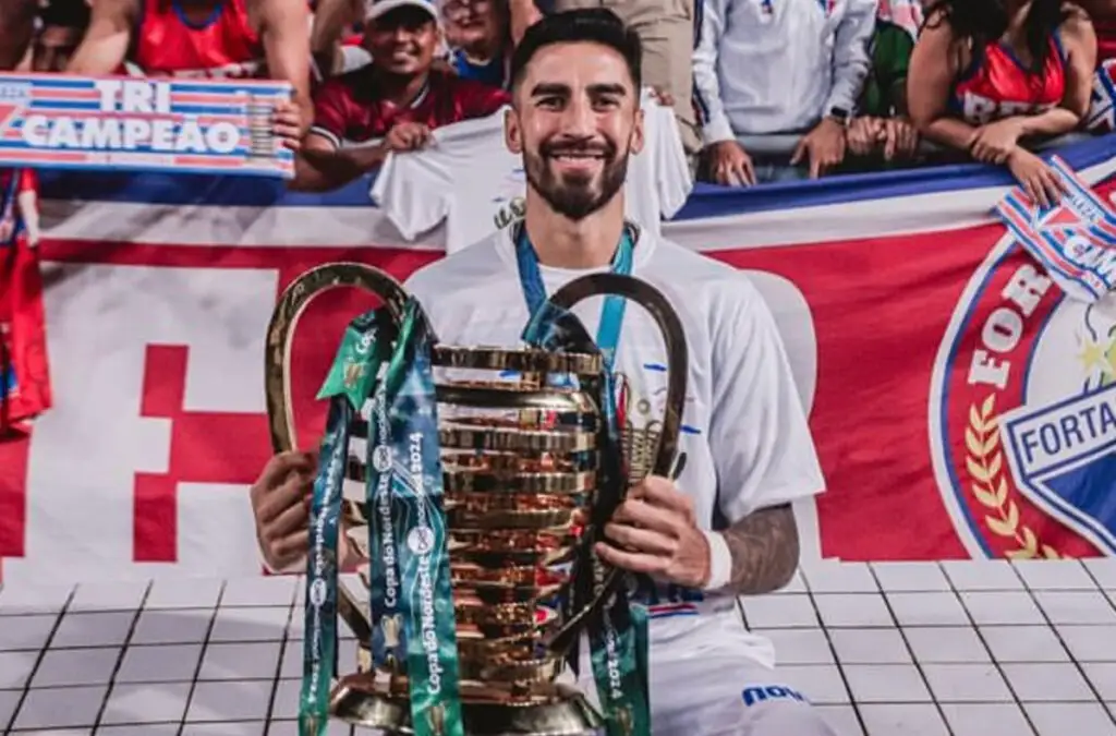Juan Martín Lucero con la Copa do Nordeste ganada por Fortaleza.