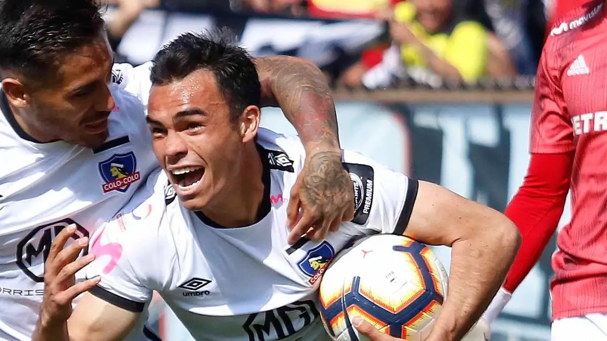 Gabriel Suazo anotando el empate ante la »U» tras asistencia de Pablo Mouche en el Estadio Monumental.