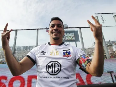 BOMBAZO: Esteban Paredes se retiraría del fútbol profesional tras el partido ante Colo-Colo