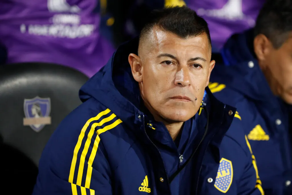 Jorge Almirón con la mirada pensativa en el medio del duelo entre Colo-Colo y Boca Juniors por el grupo F de la Copa Libertadores 2023.