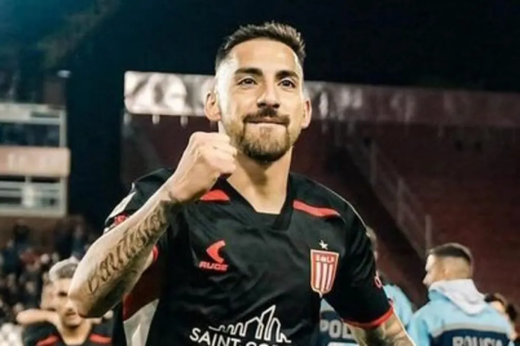 Javier Correa celebrando un gol con Estudiantes de La Plata.
