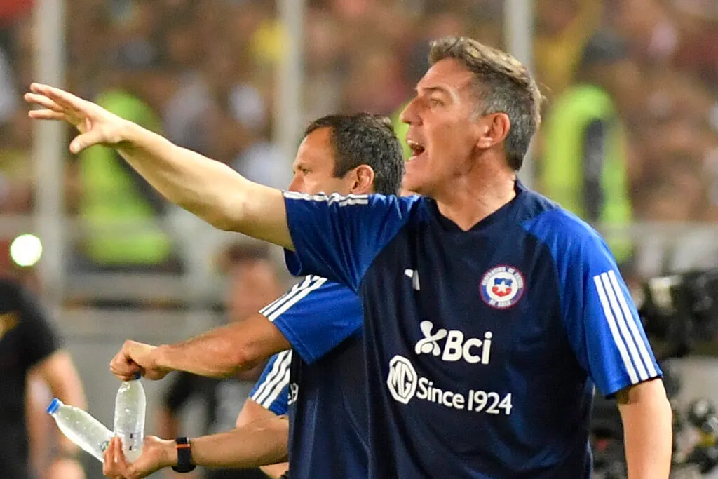 Eduardo Berizzo con el brazo en alto entregando instrucciones a los jugadores de la Selección Chilena.