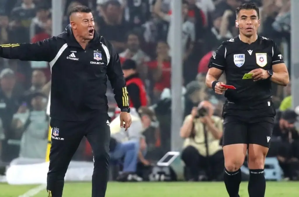 José Cabero expulsó a Jorge Almirón frente a Universidad Católica.