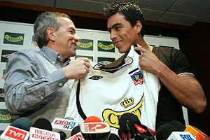 Efeméride: Esteban Paredes ficha por Colo Colo
