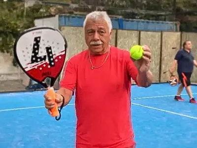 La nueva incursión deportiva de Carlos Caszely en el pádel: «No tengo idea de los memes, no los he visto»