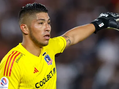 Brayan Cortés elogia a Claudio Bravo y escoge al mejor arquero, al delantero más temido y al club destacado del fútbol chileno