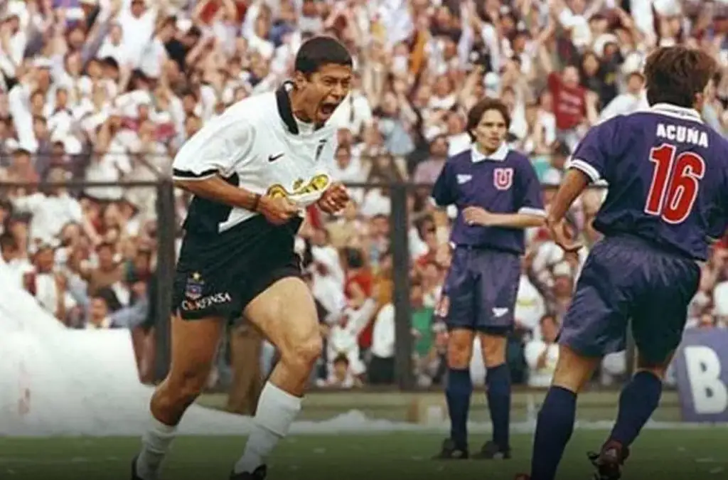 Emerson Pereira durante su paso por Colo-Colo celebrando un gol contra la Universidad de Chile.