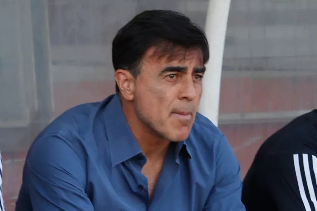 Primer plano a Gustavo Quinteros con cara de preocupación