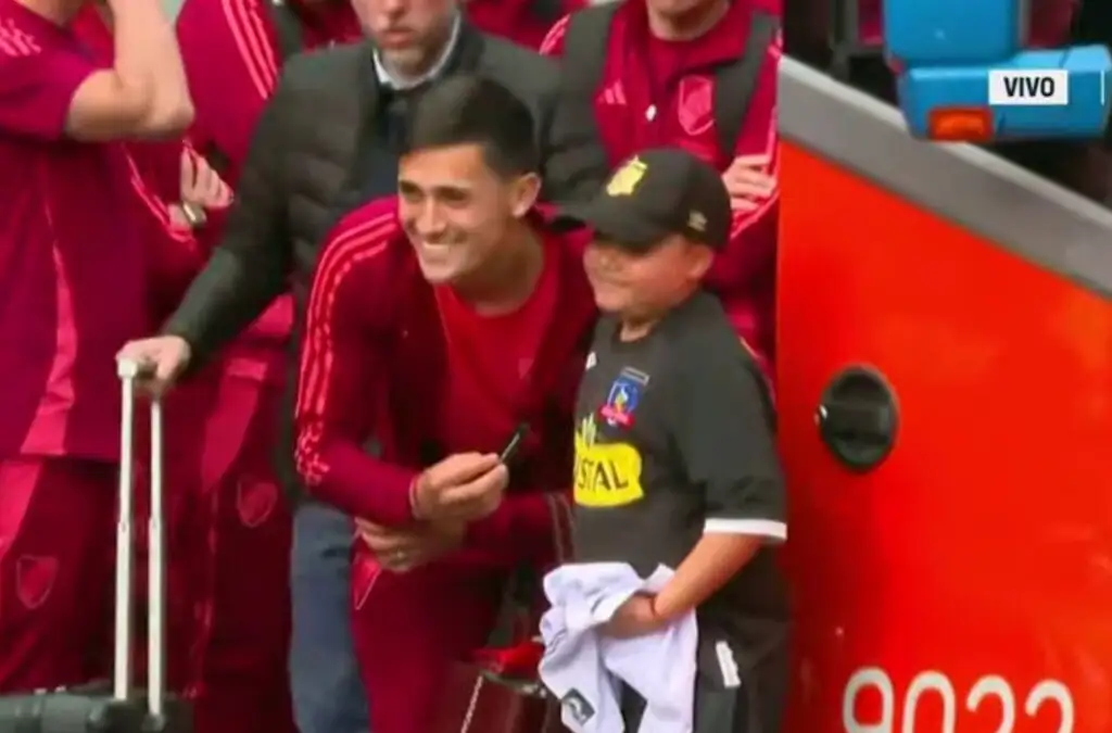 Pablo Solari con pequeño hincha de Colo-Colo.