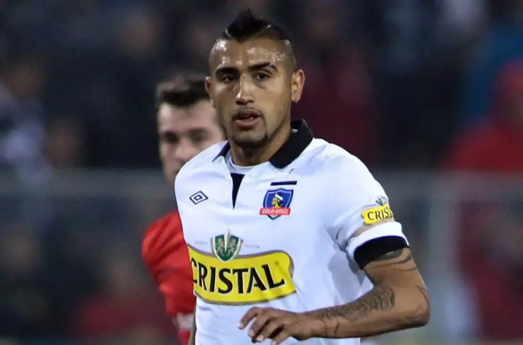 Arturo Vidal defendiendo la camiseta de Colo-Colo en un partido amistoso.