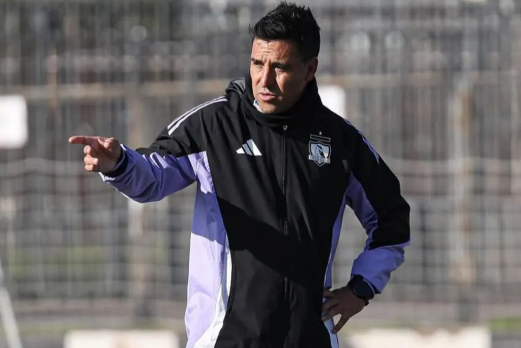 Álvaro Ormeño con indumentaria de Colo-Colo, mientras entrena a la Sub-15.
