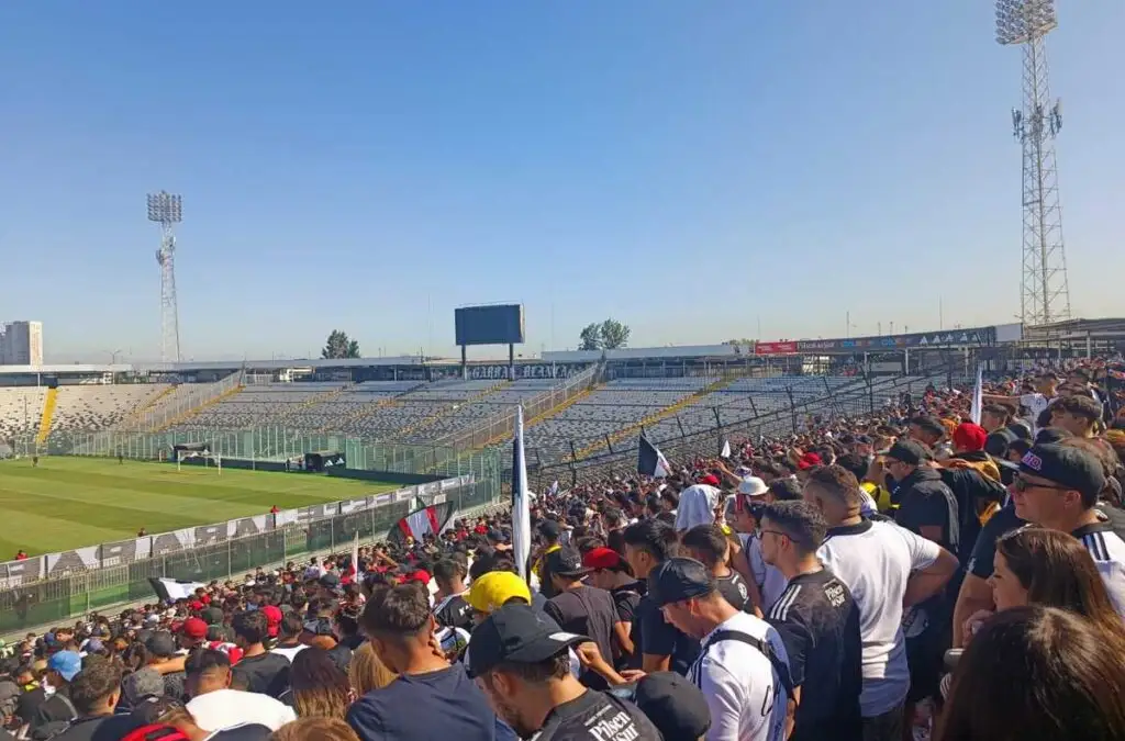 Hinchas de Colo-Colo llegan en masa al Arengazo