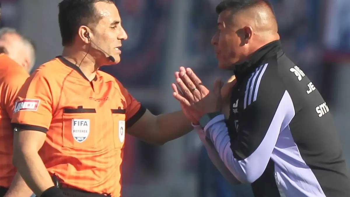 El DT albo podría lamentar sus dichos sobre el arbitraje del Superclásico… o no. Foto: Lukas Solís/AgenciaUno.