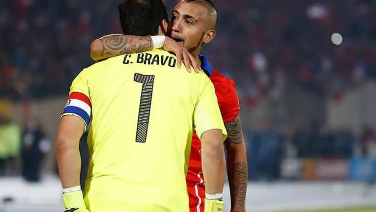 Arturo Vidal intentó convencer a Claudio Bravo de jugar en Colo-Colo.