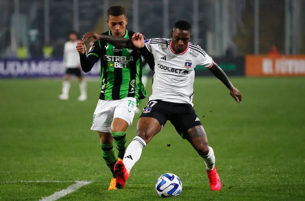 Fabián Castillo recibió duras críticas tras último partido de Colo-Colo.