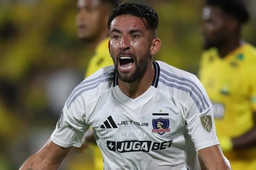Mauricio Isla celebrando un gol por Colo-Colo en Copa Libertadores.